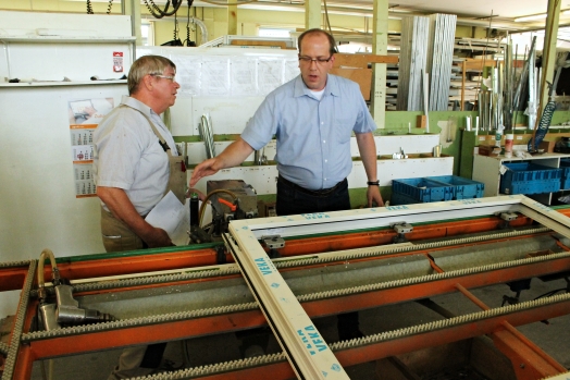 Bild: Matthias Otto erläutert mit seinem Mitarbeiter Friedel Holzenleuchter die Fensterproduktion